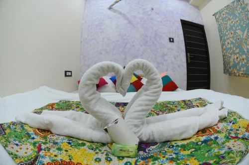 dos cisnes de toalla sentados en la parte superior de una cama en Chandra Haveli Boutique Homestay en Jaisalmer