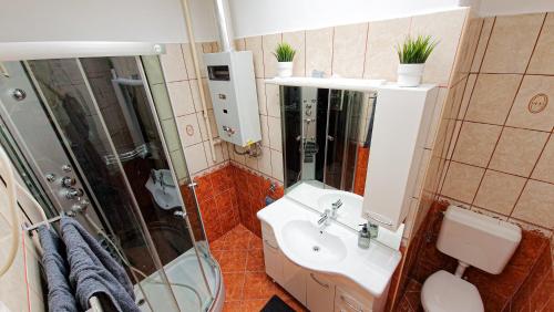 A bathroom at PEARL Apartman