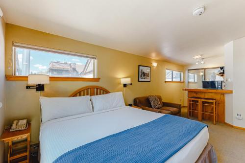sypialnia z dużym łóżkiem i biurkiem w obiekcie Aspen Mountain Lodge 402 w Aspen