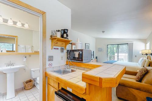 uma cozinha com um lavatório e um micro-ondas num quarto em Aspen Mountain Lodge 402 em Aspen