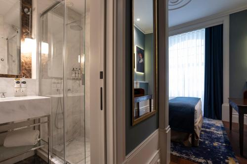 波多的住宿－ICON Duplo Ribeira，带淋浴、盥洗盆和镜子的浴室