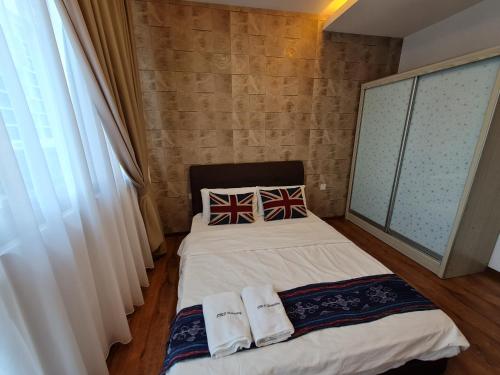 1 Schlafzimmer mit 2 Betten und einem Fenster in der Unterkunft Lovely Vivacity Jazz Suites 1 Shopping Mall 2 Card LV5 in Kuching