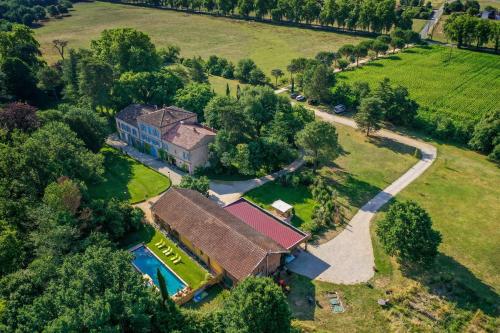 an aerial view of a large house with a pool at Le Manoir du Thouron in Saint-Sulpice