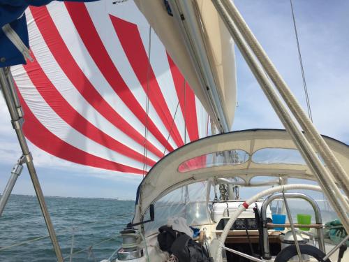 una bandera americana en un barco en el agua en Location insolite en voilier, navigation, coucher de soleil, et baignades en mer, en Le Grau-du-Roi