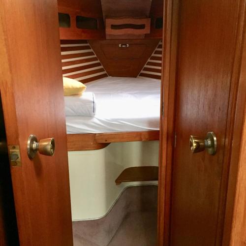 una puerta abierta a una litera en una habitación en Location insolite en voilier, navigation, coucher de soleil, et baignades en mer, en Le Grau-du-Roi