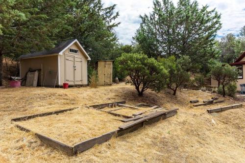 a backyard with a building and a shed at Historical Cabin in Julian Pet's okay! in Julian