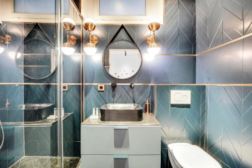une salle de bain avec un lavabo et un miroir dans l'établissement Modern apartment - 1BR-6P - AC - Marais, à Paris