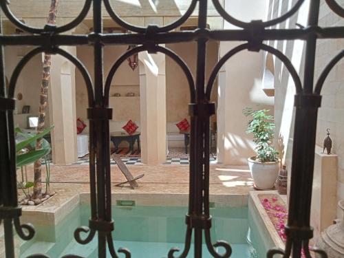 Kolam renang di atau dekat dengan Dar al Sultan