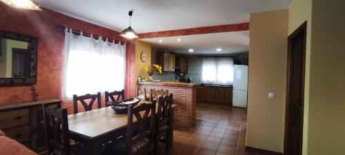 eine Küche und ein Esszimmer mit einem Tisch und Stühlen in der Unterkunft Casa Rural La Torreta en El Rincón de Ademuz in Castielfabib