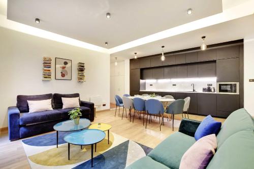 un salon avec un canapé et une table dans l'établissement Spacious apartment - 2B-10P - AC - Marais, à Paris