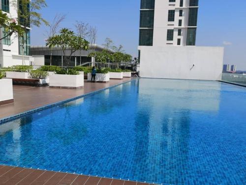 Kampong Sungai Ramal Dalam的住宿－Romance Studio @Evo Soho Bangi with WIFI & Netflix，大楼里的一个大型蓝色游泳池