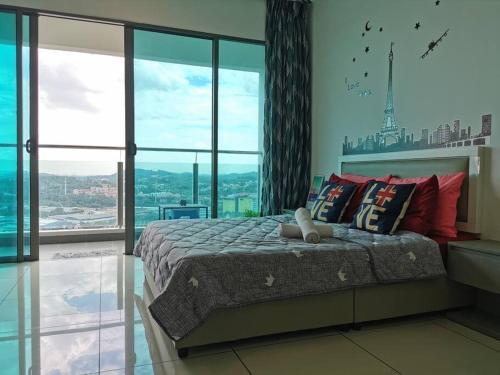 Kampong Sungai Ramal Dalam的住宿－Romance Studio @Evo Soho Bangi with WIFI & Netflix，一间带一张床的卧室,享有城市美景