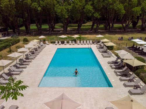 Ein Blick auf den Pool von der Unterkunft Le Moulin de Vernègues Hôtel & Spa oder aus der Nähe