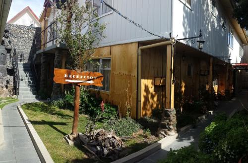 プンタ・アレナスにあるHostal Paredisoの建物前の木製看板