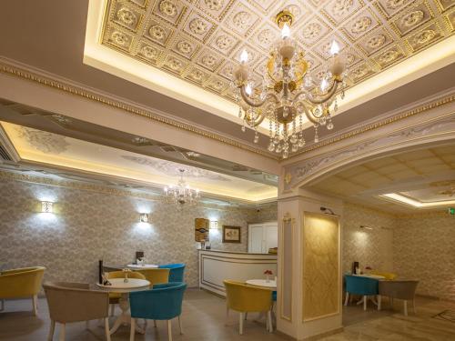 A kitchen or kitchenette at Empire Suite Hotel