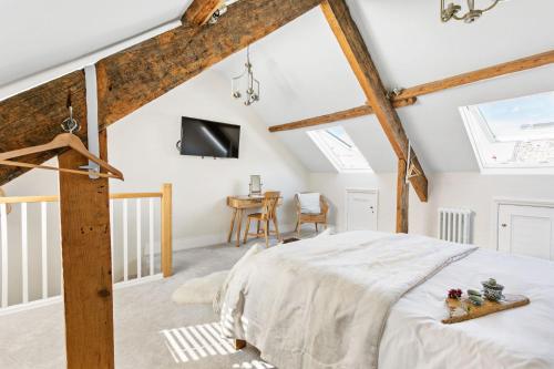 a bedroom with a bed and a table in a room at 1 Quayside in Appledore
