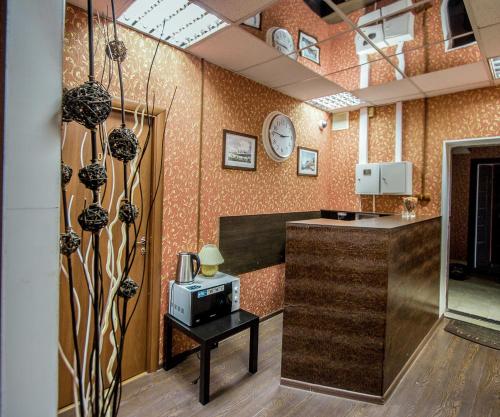 モスクワにあるWelcome Minihotelの待合室(カウンター、電子レンジ付)