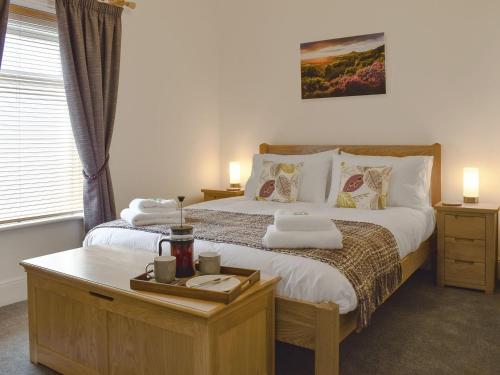 - une chambre avec un lit et une table avec 2 serviettes dans l'établissement The Old Police House - Uk11623, à Saltburn-by-the-Sea