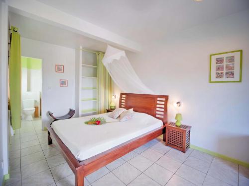 a bedroom with a bed in a room at Habitation Bellevue in Sainte-Anne