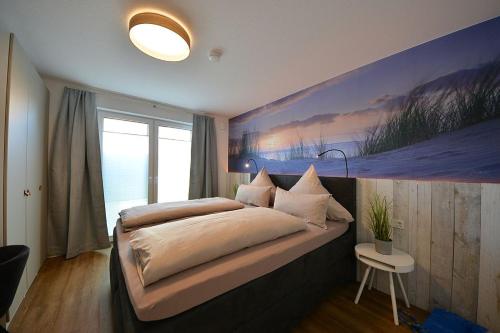 - une chambre avec un lit orné d'une grande peinture murale dans l'établissement Ferienwohnung STRAND PIET, à Wangerooge