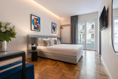 ナポリにあるLe Mummarelle Napoliのベッドと窓が備わるホテルルーム