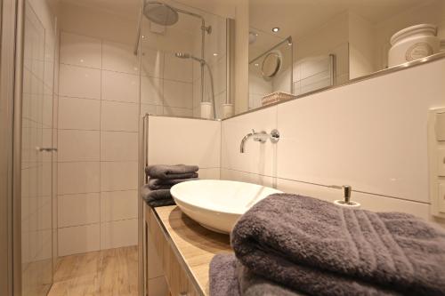 a bathroom with a sink and a shower at Ferienwohnung Strandbude in Wangerooge