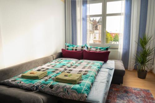 ein Bett mit zwei Kissen auf einem Zimmer in der Unterkunft Ferienwohnung für 4, mitten in Solingen in Solingen