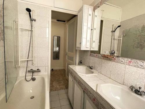 une salle de bain avec deux lavabos, une baignoire et une douche dans l'établissement C043-Agréable 3 Pièces proche Croisette et plages, à Cannes