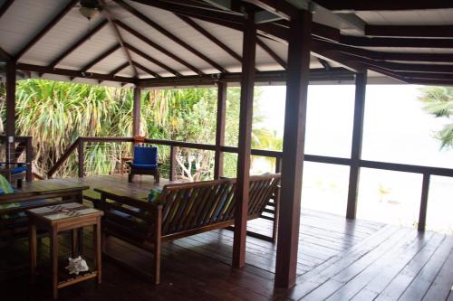 einen Pavillon mit einem Tisch und Stühlen auf einer Terrasse in der Unterkunft Seagrape Escape in Maya Beach