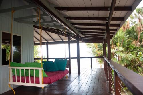 Ein Balkon oder eine Terrasse in der Unterkunft Seagrape Escape