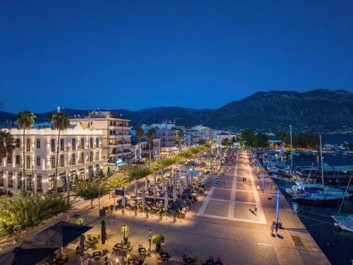 uitzicht op een stad met 's nachts een straat bij Grand Hotel Kalamata in Kalamata