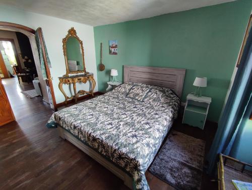 a bedroom with a bed and a mirror on the wall at Het Boetje in Lagoa