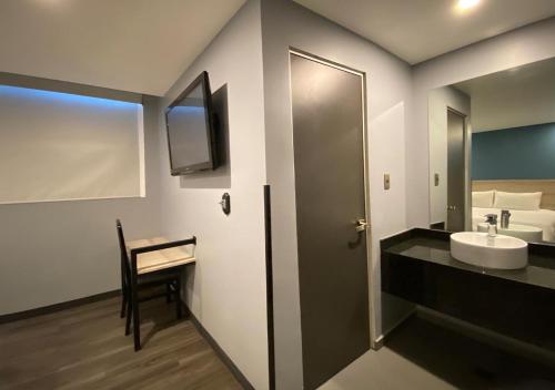 a bathroom with a sink and a mirror at Hotel Estrella de Oriente in Mexico City