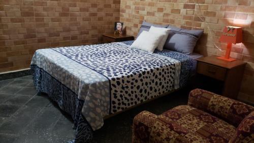 מיטה או מיטות בחדר ב-Hostal Jardín de Luque