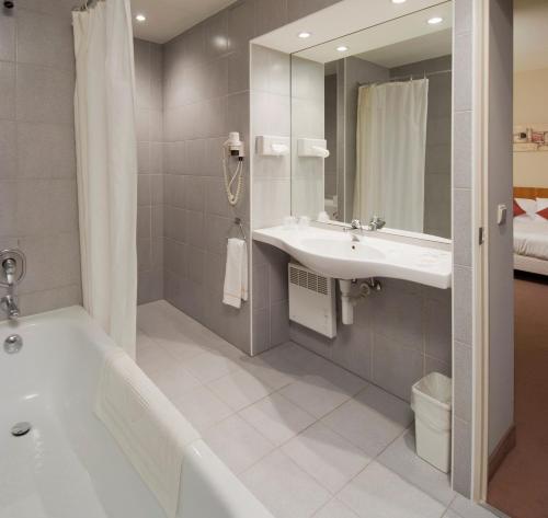Bathroom sa Astoria Hotel Antwerp