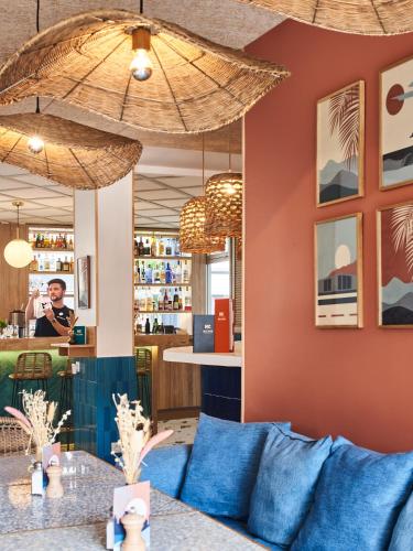 Zona de estar de Hôtel Chromatics & Restaurant Hill Club by HappyCulture