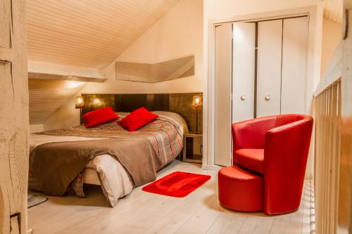ein Schlafzimmer mit einem Bett und einem roten Stuhl in der Unterkunft Duplex entre centre ville et université in Pau