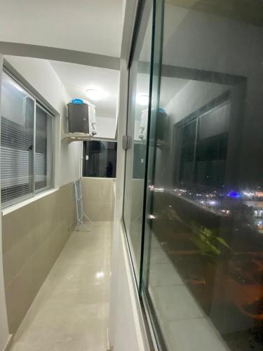 Zimmer mit einem Fenster und Stadtblick in der Unterkunft Flat com a melhor vista e localização da cidade! in São José da Coroa Grande