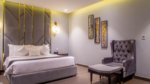 Postel nebo postele na pokoji v ubytování The Orchard Hotel Lahore