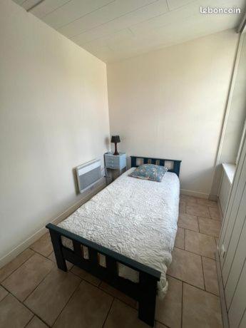 - une petite chambre avec un petit lit dans l'établissement Le Tricorne, à Saint-Vaast-la-Hougue