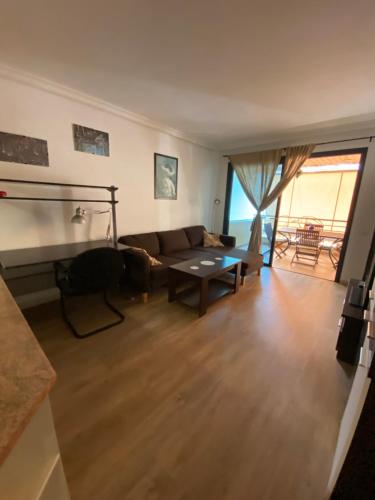 ein Wohnzimmer mit einem Sofa und einem Tisch in der Unterkunft Vivienda Vacacional Krises in Puerto de Santiago