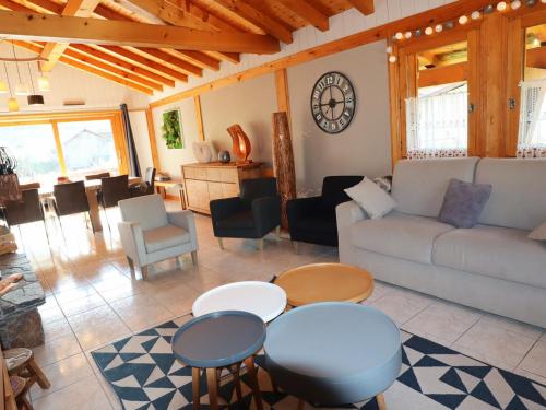 Coin salon dans l'établissement Chalet Samoëns, 5 pièces, 14 personnes - FR-1-624-7