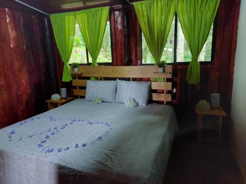 ein Schlafzimmer mit einem Bett mit einem darauf gezogenen Herz in der Unterkunft Alla Arriba in Las Cruces