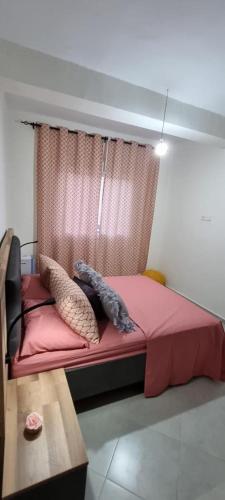 a bedroom with a red bed with a window at EXCELLENT rapport Qualité Prix pour cet Appartement 3 étoiles 2P Tout Confort Clim Reversible Résidence Golf Mesnana Tanger in Tangier