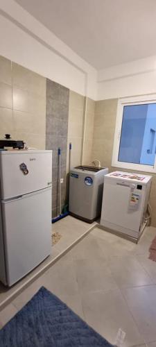 a room with three refrigerators and a window in it at EXCELLENT rapport Qualité Prix pour cet Appartement 3 étoiles 2P Tout Confort Clim Reversible Résidence Golf Mesnana Tanger in Tangier