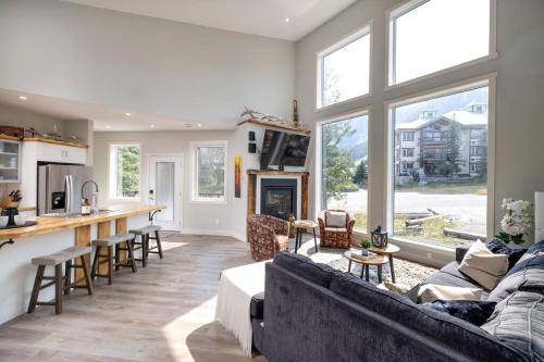 Televisyen dan/atau pusat hiburan di Ski in Ski Out with Huge Game Room and Hot Tub
