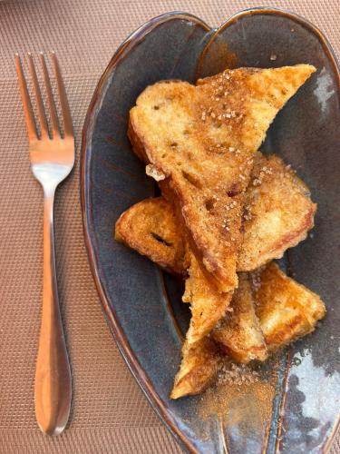 een bord met wat eten op tafel, met een vork erbij bij Equalia boutique hotel in Jambiani