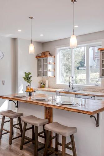 Gambar di galeri bagi Ski in Ski Out with Huge Game Room and Hot Tub di Fernie