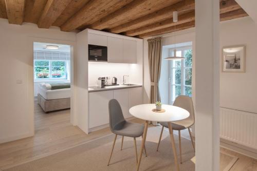 una cucina e una sala da pranzo con tavolo e sedie di Quartier 99 a Innsbruck