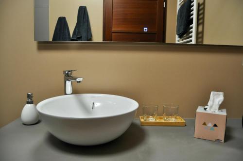 a white bowl sink on a counter in a bathroom at Le Jardin de Fresnes in Fresnes-en-Woëvre